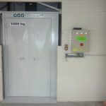 Teheremelő ajtaja 1000 kg-os teherbírást jelző táblával, vezérlőszekrénnyel