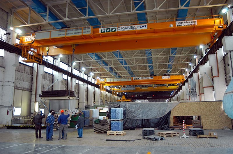 Kétfőtartós Eco-Cranes híddaru ipari csarnokban, alatta dolgozókkal