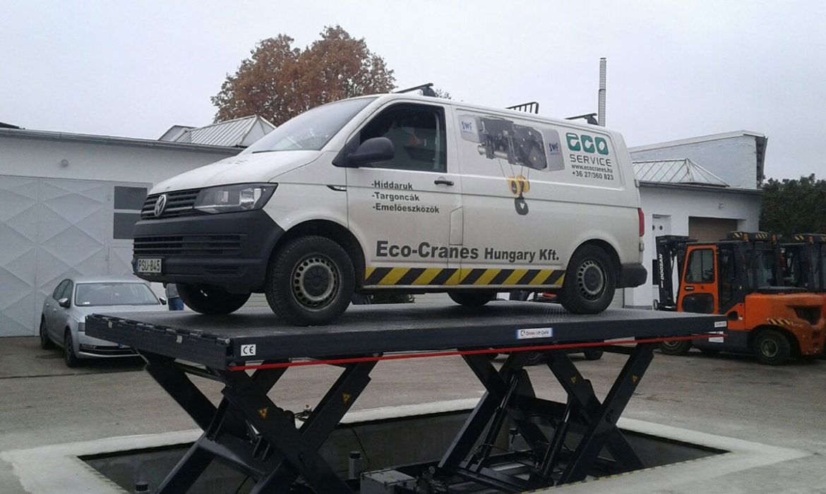 Eco-Cranes szervizautó egy alacsony építésű hidraulikus ollós emelőasztalon