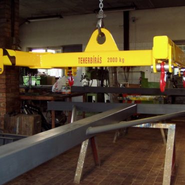 Sárga emelőgerenda 2000 kg-os teherbírással, hosszú munkadarab fölött